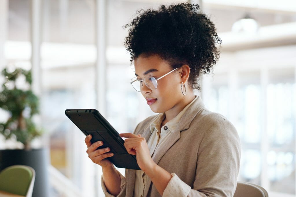 Person uses tablet while surfing the web