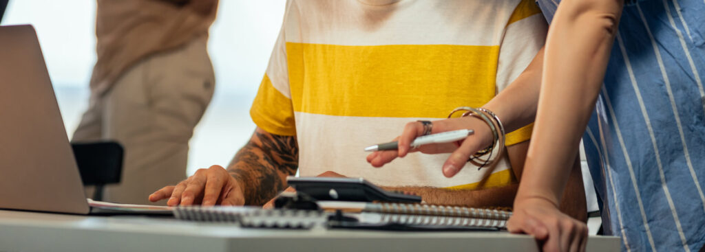 A pink postit note with a mind map for SEO (search engine optimization), pointing out to HTML, keywords, links, content, marketing, uniqueness, and strategy for website optimization services.